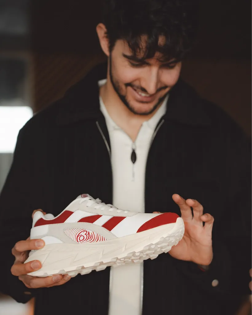 Esteban Ocon tenant une sneaker de la collection EO31 de LEVAC